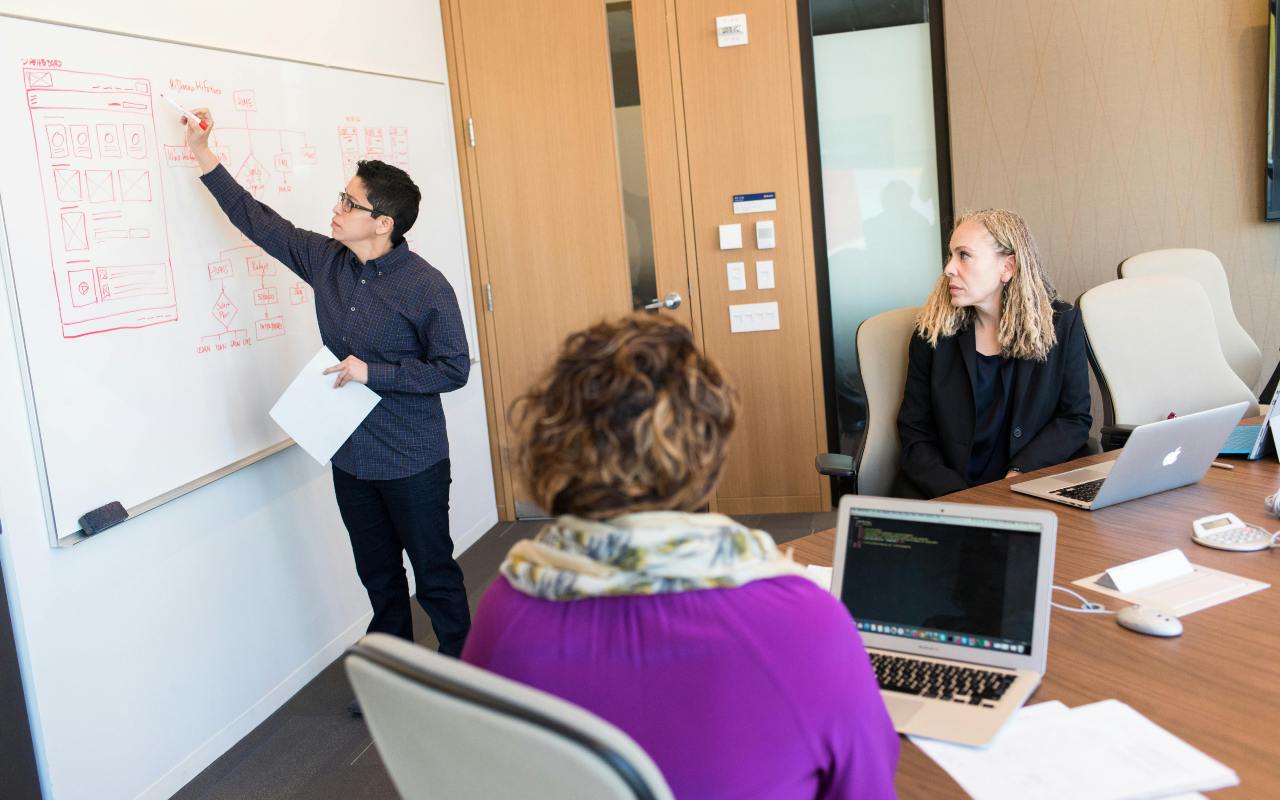 Muškarac drži prezentaciju