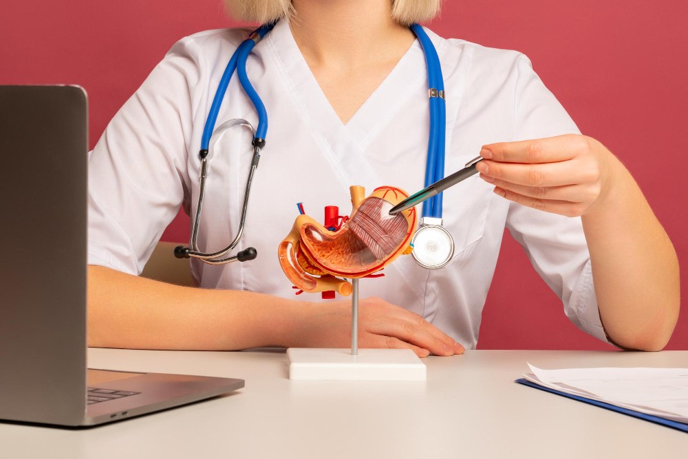 doktorka pokazuje izgled debelog creva