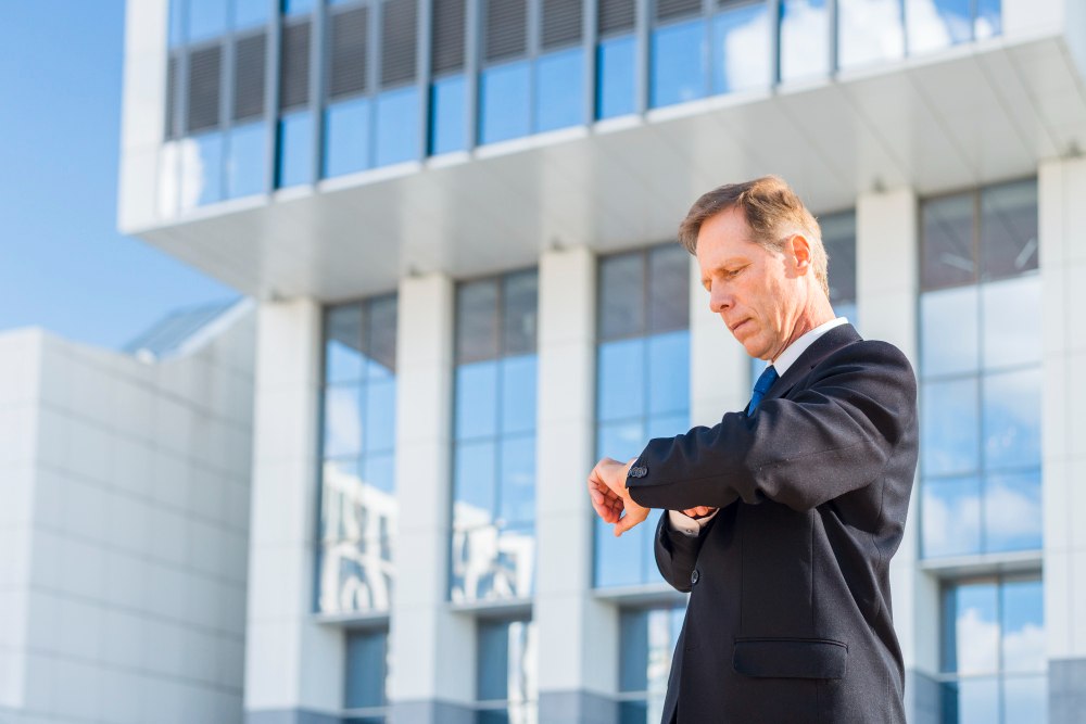 muskarac gleda nasat stojeci ispred zgrade