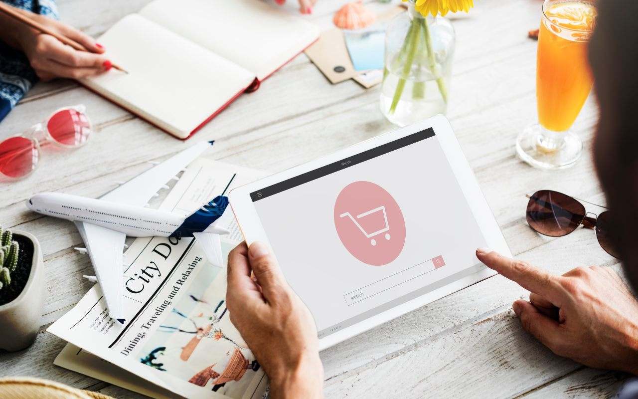 tablet, rokovnik, novine ,na radnom stolu