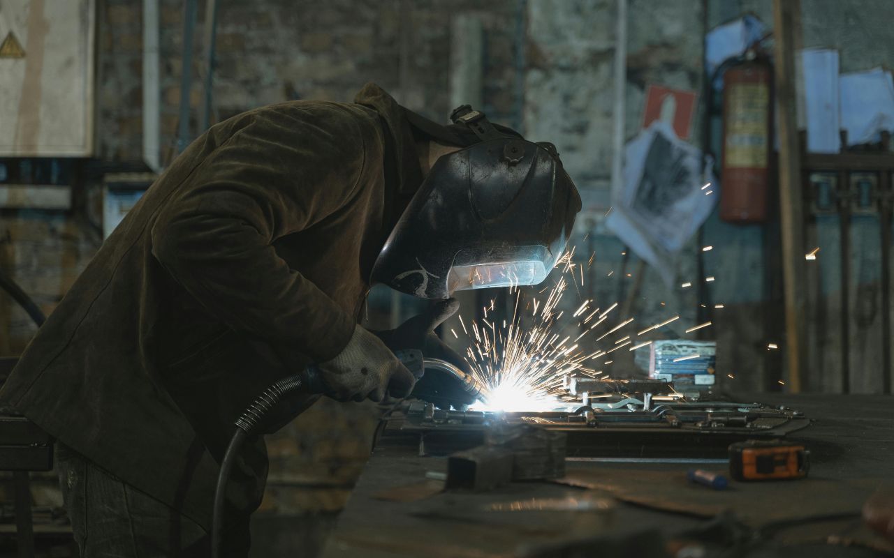 Čovek koristi mašinu za varenje